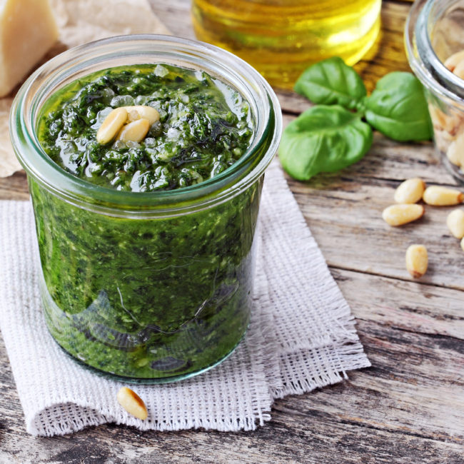 Vata recept: Groene asperges met pesto en pijnboompitten